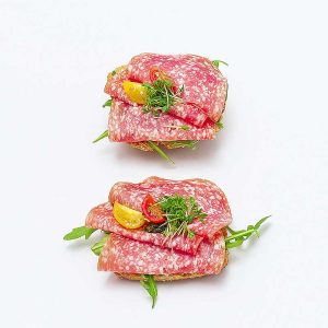 Halbe glutenfreie belegte Brötchen mit Salami (2 Stück)